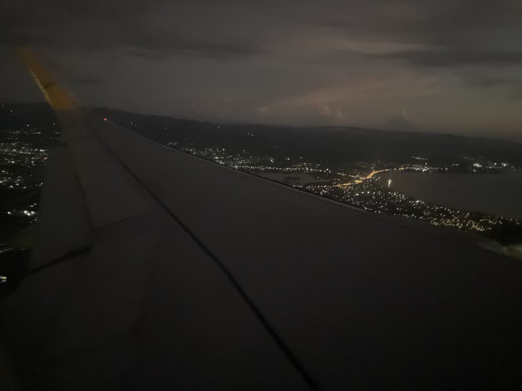 マクタン空港を離陸