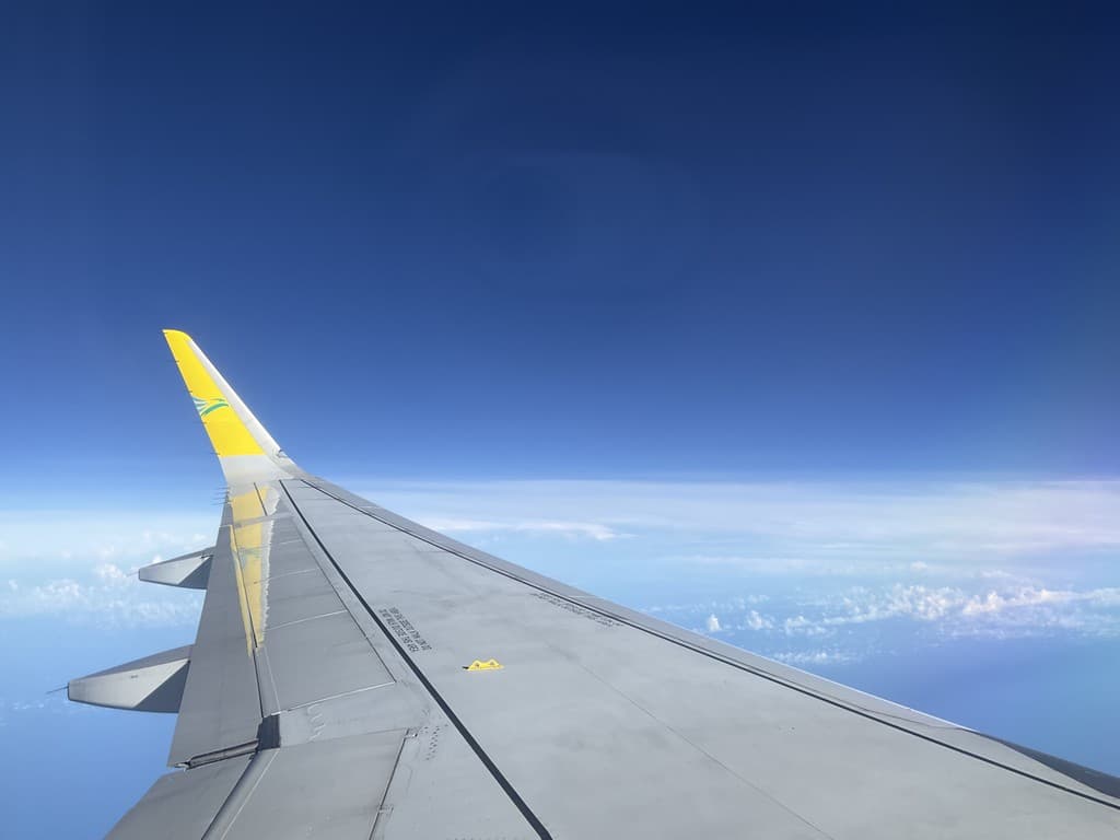 機内から外を眺める